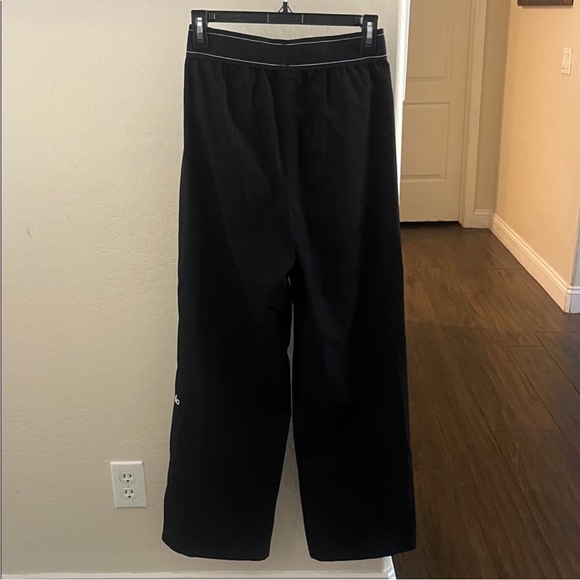 ALO Yoga Black Wide-Leg Women's Jogger Sweatpants - Picture 2 of 3